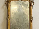 un miroir posé sur le sol à côté d'un mur