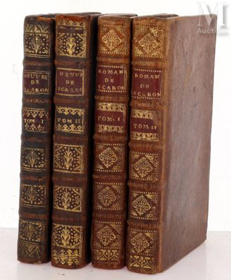 trois vieux livres posés l'un sur l'autre sur une table