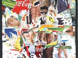 une photo d'un collage de bouteilles de Coca-Cola accrochées au mur