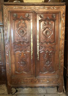Armoire bretonne ancienne en bois sculpté et clouté à décor …