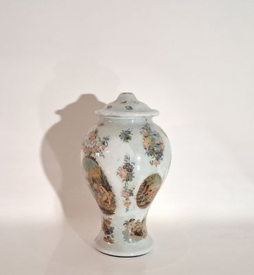 Potiche couverte en papier peint et verre soufflé à décor de…