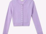 un gros plan d'un cardigan violet sur fond blanc