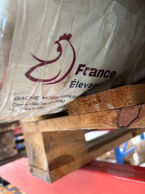 un sac de nourriture posé sur une palette en bois