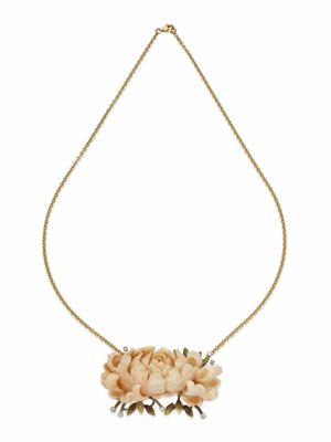 un gros plan d'un collier orné de fleurs