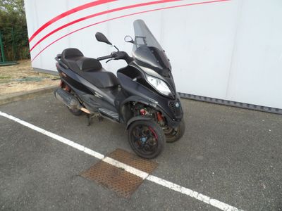 un scooter garé dans un parking