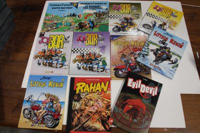 beaucoup de livres sur la table