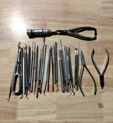 un grand nombre d'outils posés sur une table
