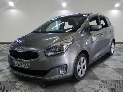 la voiture argentée est garée sur un sol en damier dans le garage