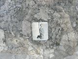 la photo d'un homme en costume-cravate sur un mur de pierre