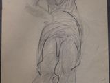 dessin représentant une femme en robe, debout, les mains sur la tête