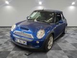 une petite voiture bleue garée dans un garage