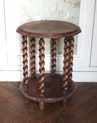 une petite table en bois avec un plateau en bois, posée sur un parquet en bois dur