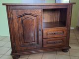 une armoire en bois avec deux tiroirs et une porte