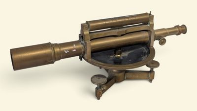 un vieux télescope en laiton sur fond blanc, avec un fond blanc