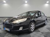 la photo d'une voiture noire sur un sol en damier