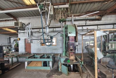une photo d'un atelier d'usinage avec de nombreuses machines
