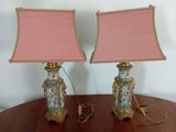 deux lampes posées sur une table, avec un abat-jour rose