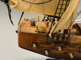 une maquette en bois d'un bateau muni d'une voile