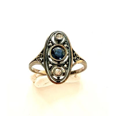 une image représentant une bague en argent ornée d'une pierre bleue au centre