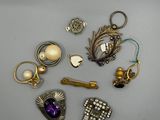 Plusieurs bijoux sont disposés en cercle sur une table