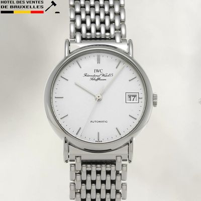 Gros plan sur une montre-bracelet à cadran blanc