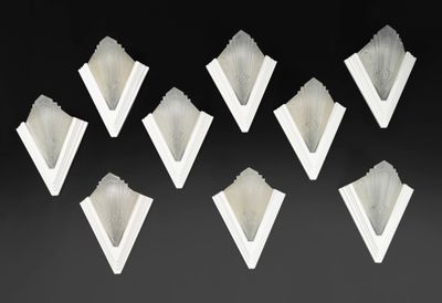 six feuilles de papier blanc sont disposées sur une surface noire