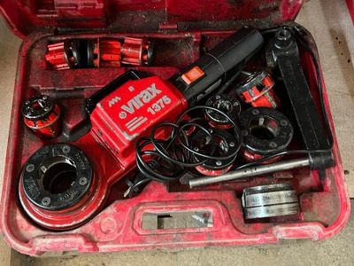 une caisse à outils rouge avec des outils sur le sol