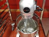 une photo d'un grand mixeur dans une cuisine