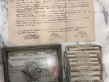 beaucoup de vieux papiers posés sur une table en marbre