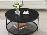 une table basse sur laquelle est posé un vase de fleurs