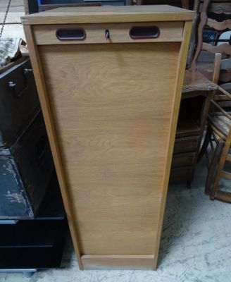 une grande armoire en bois à deux portes et deux tiroirs