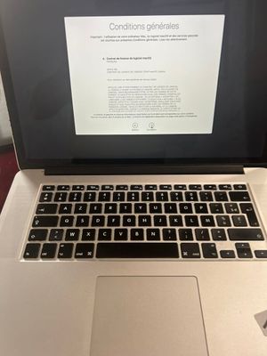 un ordinateur portable posé sur un bureau