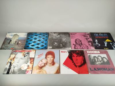 Les albums de The Doors sont alignés sur une table blanche