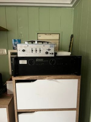 une commode blanche sur laquelle est posée une radio