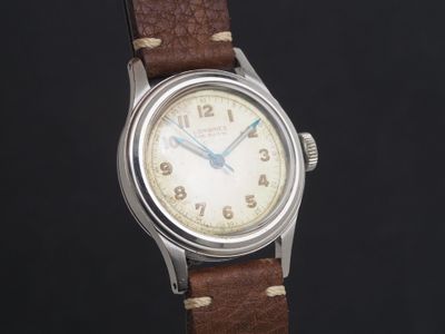 gros plan d'une montre-bracelet avec un bracelet en cuir marron