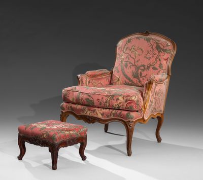 un fauteuil et un repose-pieds de style Louis II