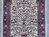 un tapis oriental orné d'un arbre de vie