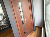 une porte sur laquelle est inscrit un numéro, dans une pièce