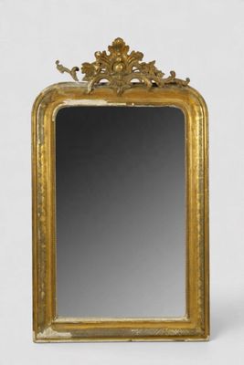 une image d'un miroir encadré d'or sur un fond blanc
