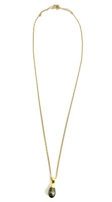 un collier en or avec un pendentif en pierre noire et blanche