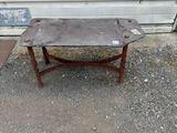 une petite table posée à même le sol