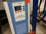 une machine qui se trouve sur une étagère dans une pièce