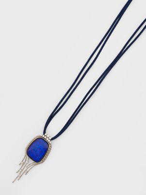 un collier avec une pierre bleue montée sur un cordon noir