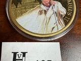 une pièce d'or à l'effigie du pape Benoît XVI