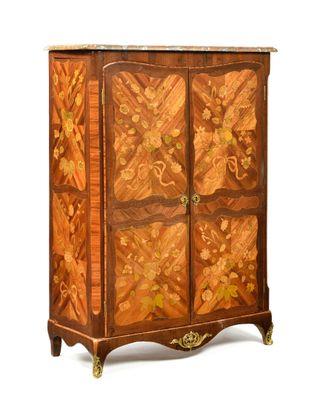 une image représentant un meuble en bois orné de fleurs