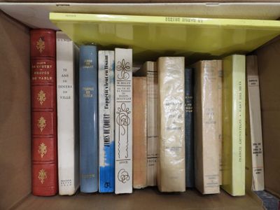 une boîte pleine de livres posée sur une table