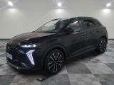 un 4x4 noir garé dans une pièce au sol en damier
