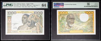 deux pièces de monnaie différentes sont exposées sur une surface noire