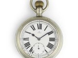 une vieille montre de poche en argent dont le cadran est orné de chiffres romains