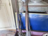 une boîte bleue avec un tas d'outils à l'intérieur